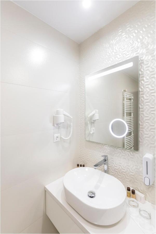 Hotel Szatmari & Etterem Jászberény المظهر الخارجي الصورة
