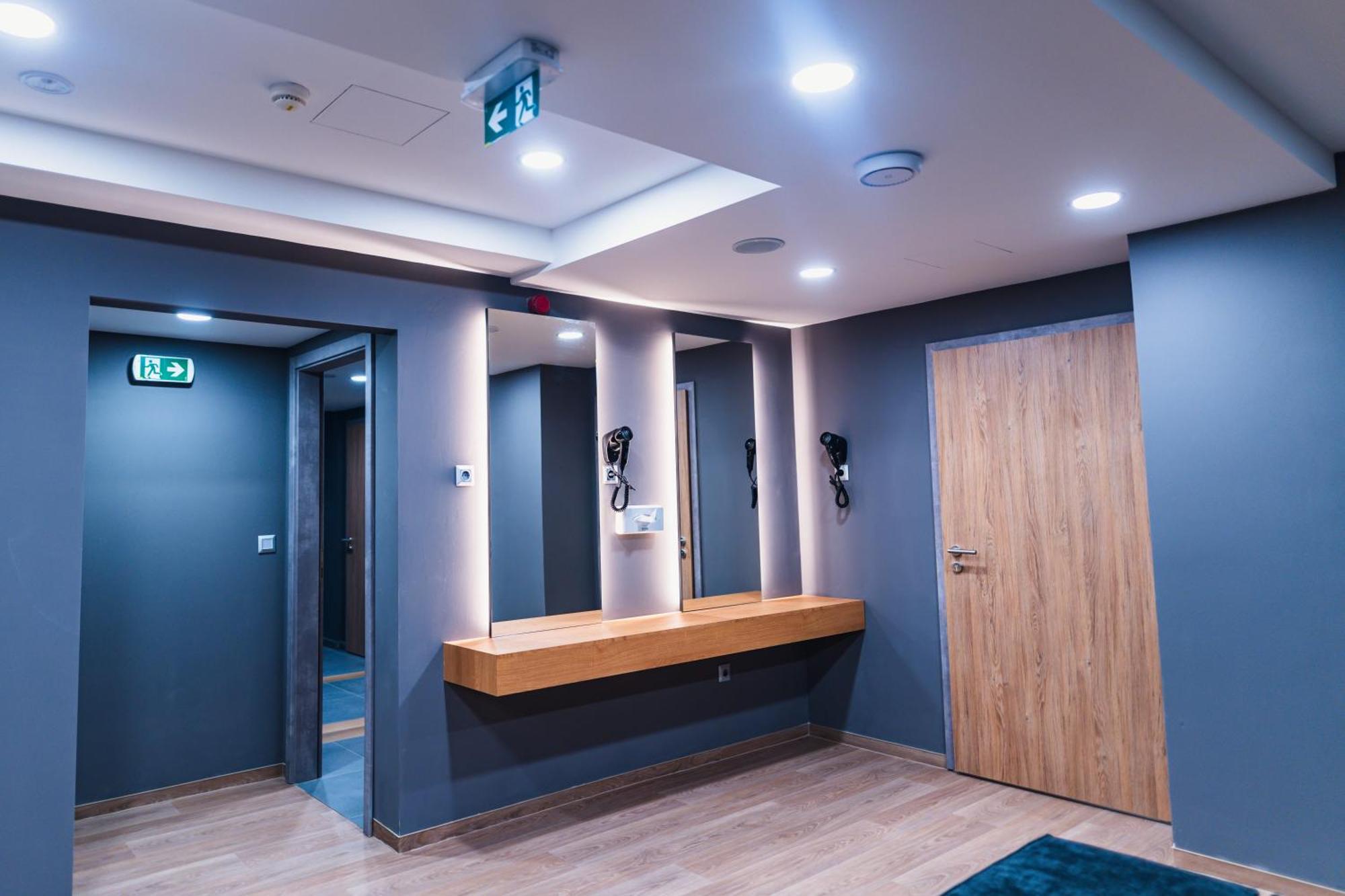 Hotel Szatmari & Etterem Jászberény المظهر الخارجي الصورة